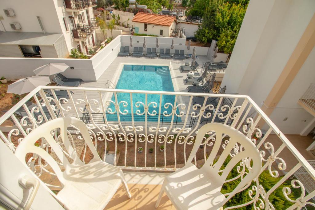Bazén v ubytování Celeste Hotel nebo v jeho okolí