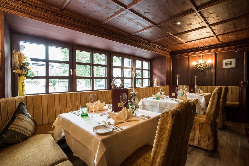 Reštaurácia alebo iné gastronomické zariadenie v ubytovaní Hotel Alte Post