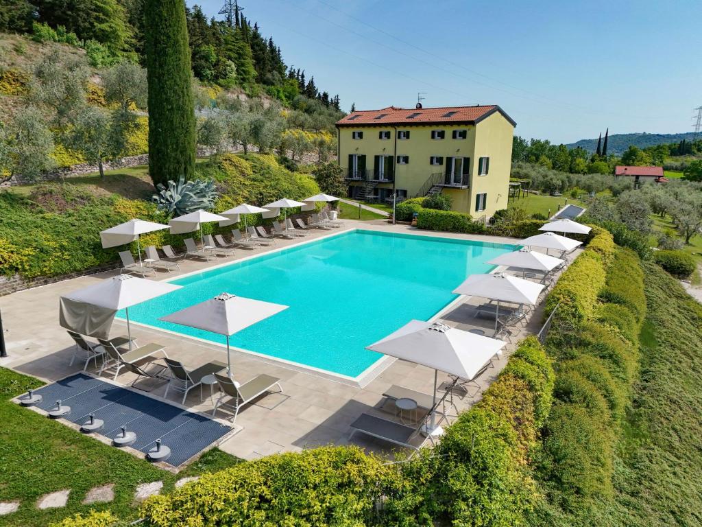 una vista aérea de una piscina con sombrillas y una casa en Residence Fontanelle, en Cavaion Veronese