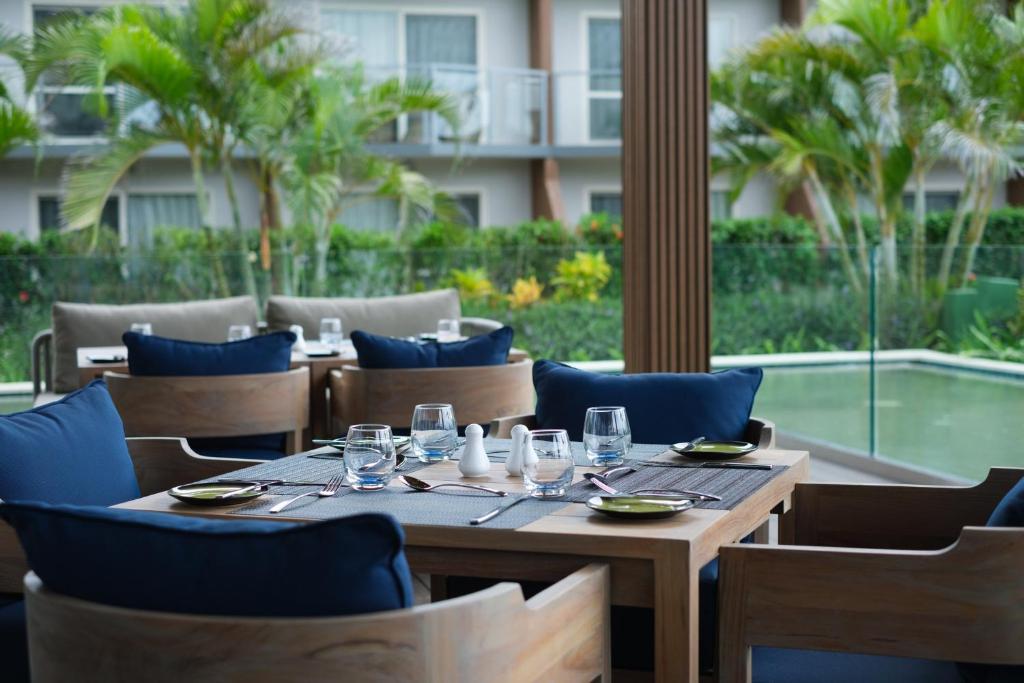 Bazén v ubytování Crowne Plaza Fiji Nadi Bay Resort & Spa by IHG nebo v jeho okolí