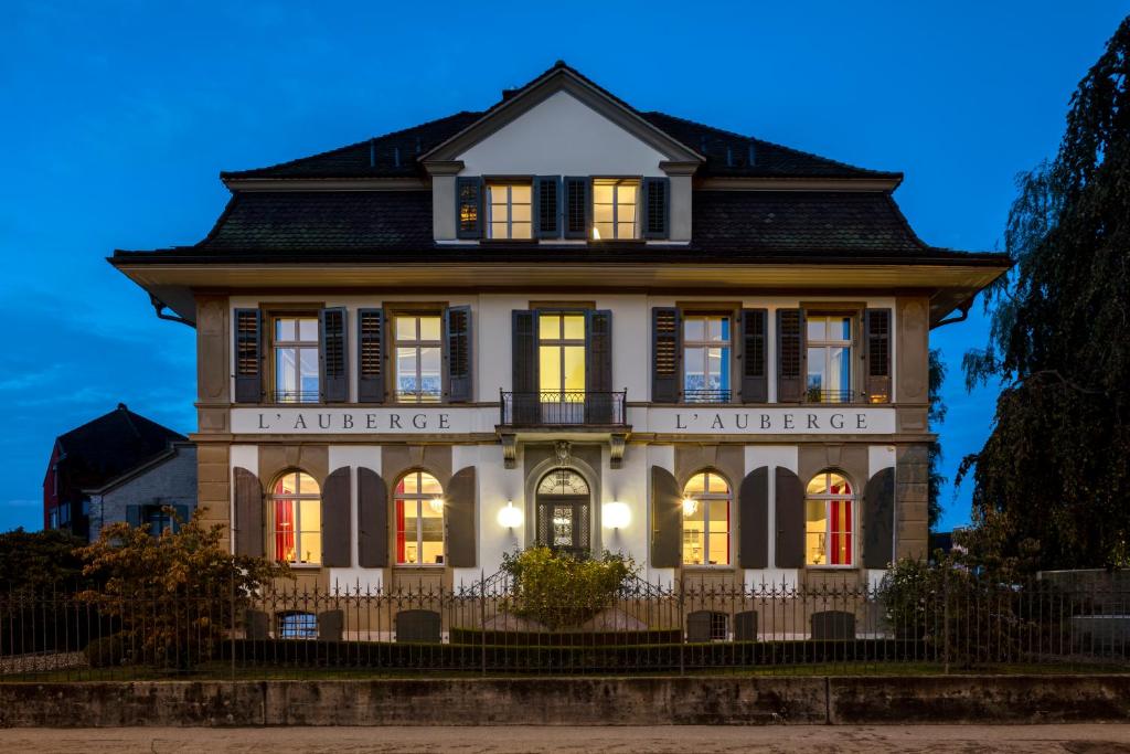 una casa vieja con luces encendidas en Boutique-Hotel Auberge Langenthal, en Langenthal