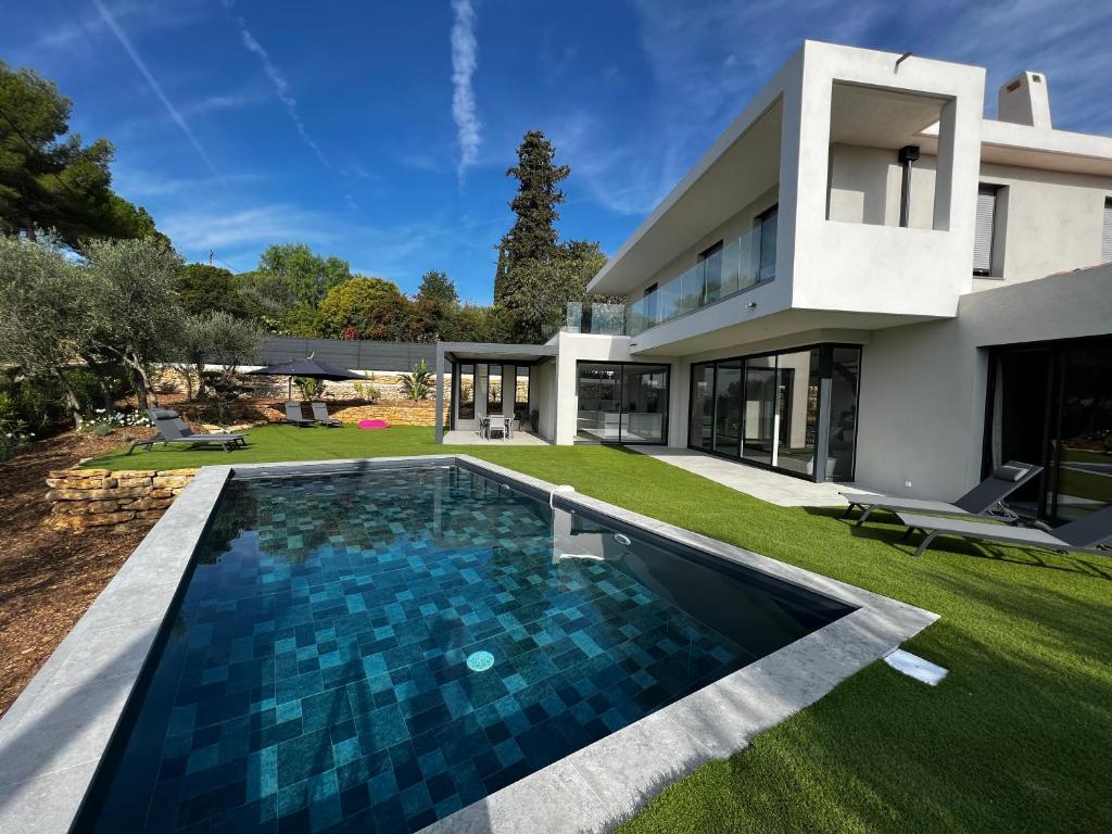 une vue extérieure d'une maison avec piscine dans l'établissement Villa Mangenie, à Valbonne