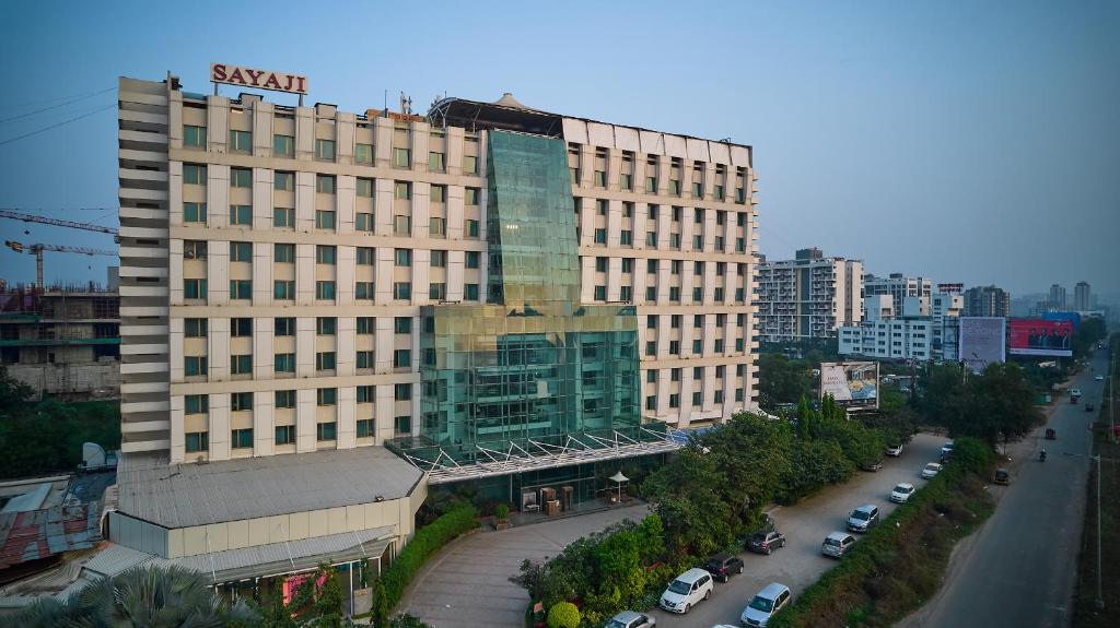 Sayaji Pune في بيون: مبنى كبير في مدينة بها موقف للسيارات