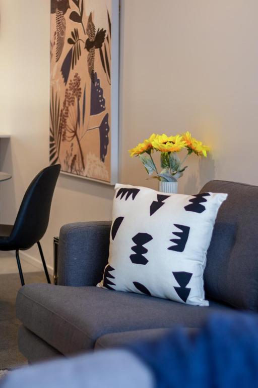 City Lights Retreat with Carpark 2 Bed 2 Bath - Resim 16