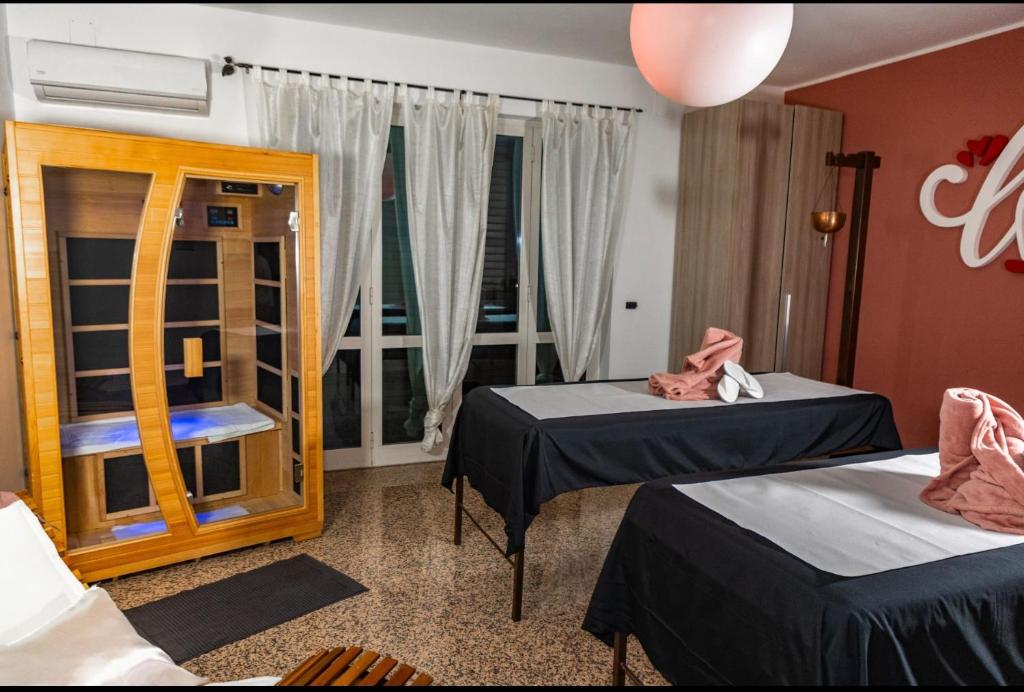 Andale SuiteSpa في Villa Badessa: غرفة بسريرين ونافذة