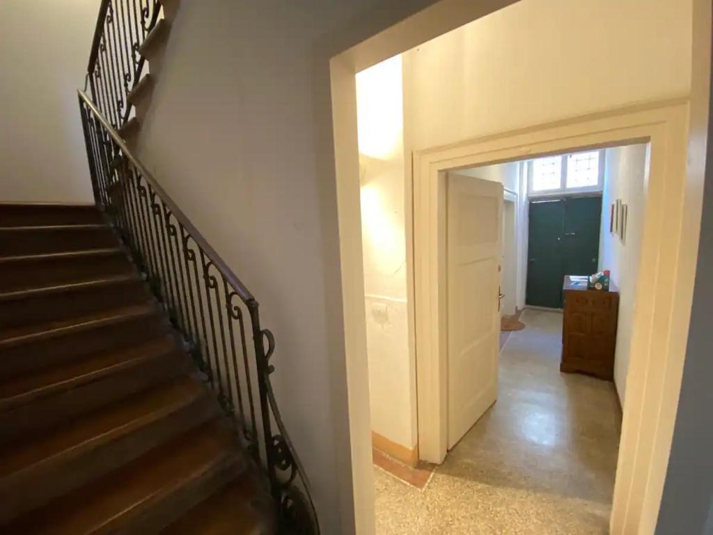 korytarz ze schodami prowadzącymi do pokoju w obiekcie Palazzo Della Torre Room w Weronie