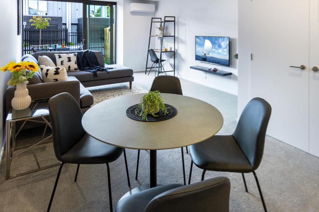 City Lights Retreat with Carpark 2 Bed 2 Bath - Resim 17