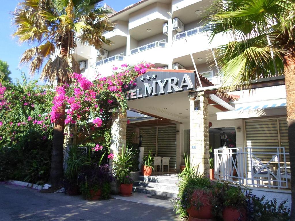 マルマリスにあるMyra Hotelのハワイアナを読む看板のある建物