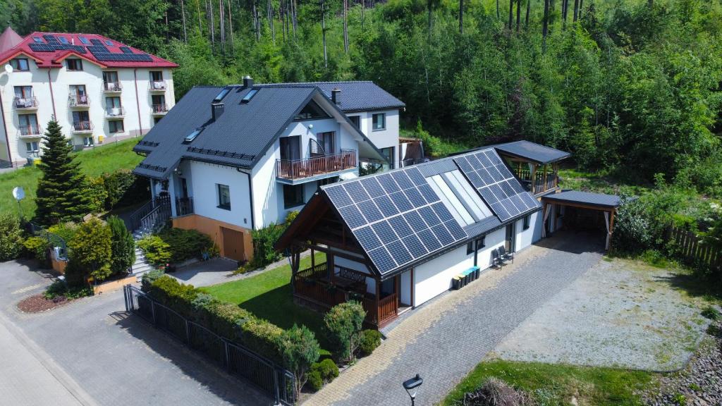 eine Luftansicht eines Hauses mit Sonnenkollektoren auf dem Dach in der Unterkunft Domek pod świerkami in Kudowa-Zdrój