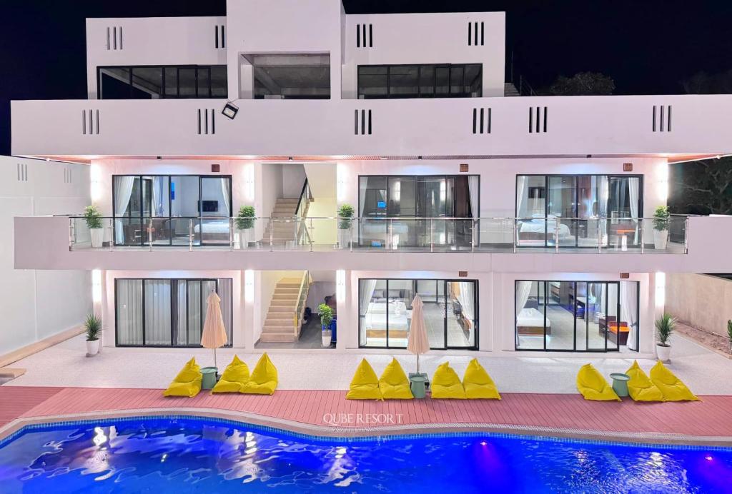 Bazén v ubytování Qube Resort Kep nebo v jeho okolí