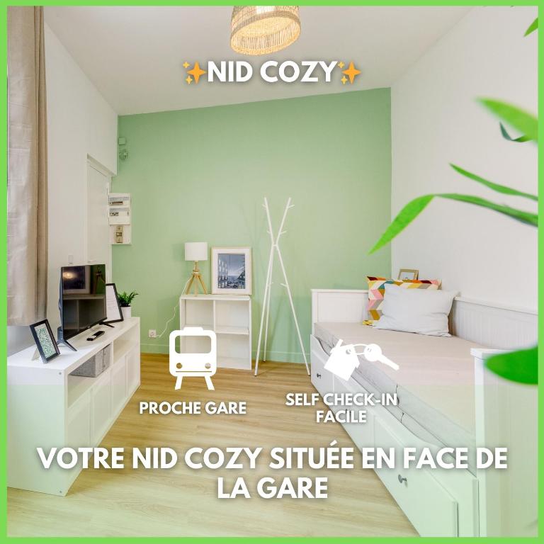 - une chambre avec un lit et un bureau dans l'établissement Le Nid Cozy - Face Gare De Corbeil, à Corbeil-Essonnes