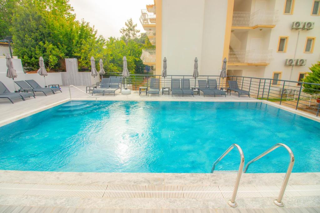 Bazén v ubytování Celeste Hotel nebo v jeho okolí