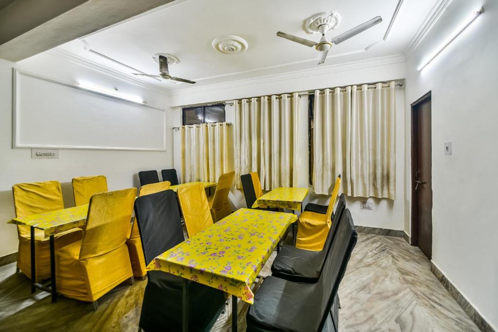 Sala de conferencias con sillas amarillas y mesa en OYO Hotel Tirupati Residency, en Kota