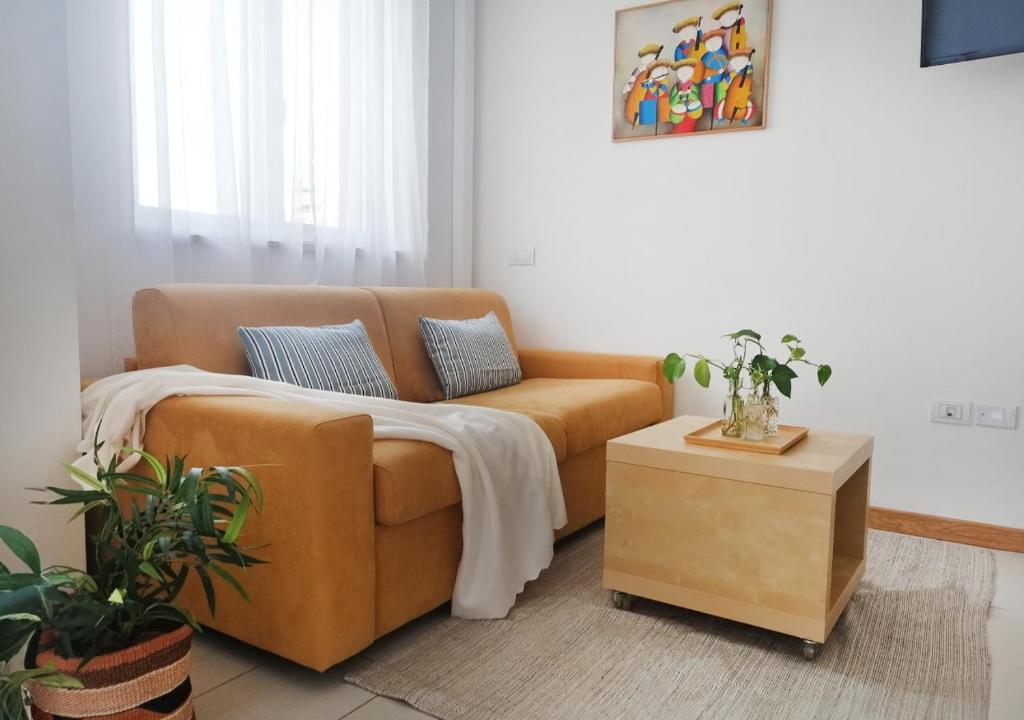 un soggiorno con un divano e un tavolo di Holihome_Chicky House FRN ad Alba Adriatica