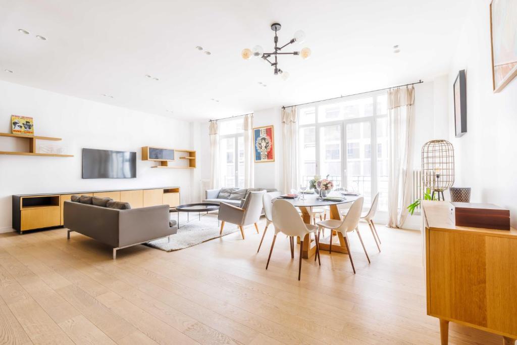 un salon avec une table et une salle à manger dans l'établissement Magnificent apartment - 3BR-6P - Europe, à Paris