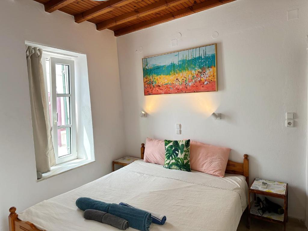 - une chambre avec 2 lits et un tableau mural dans l'établissement LaLaLand, à Mykonos