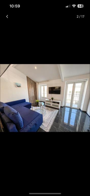 une chambre avec un lit bleu et un salon dans l'établissement Studio chaleureux, à Nice