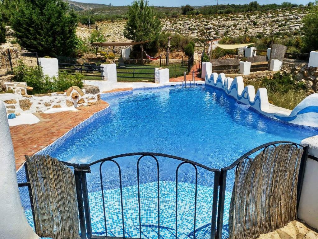 una gran piscina en medio de un patio en Moli Colomer en La Torre d'En Besora