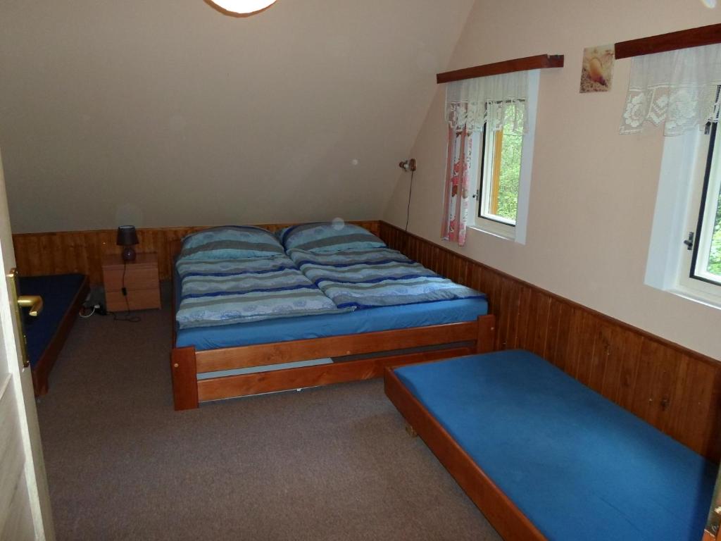 Postel nebo postele na pokoji v ubytování Chata U skřítka