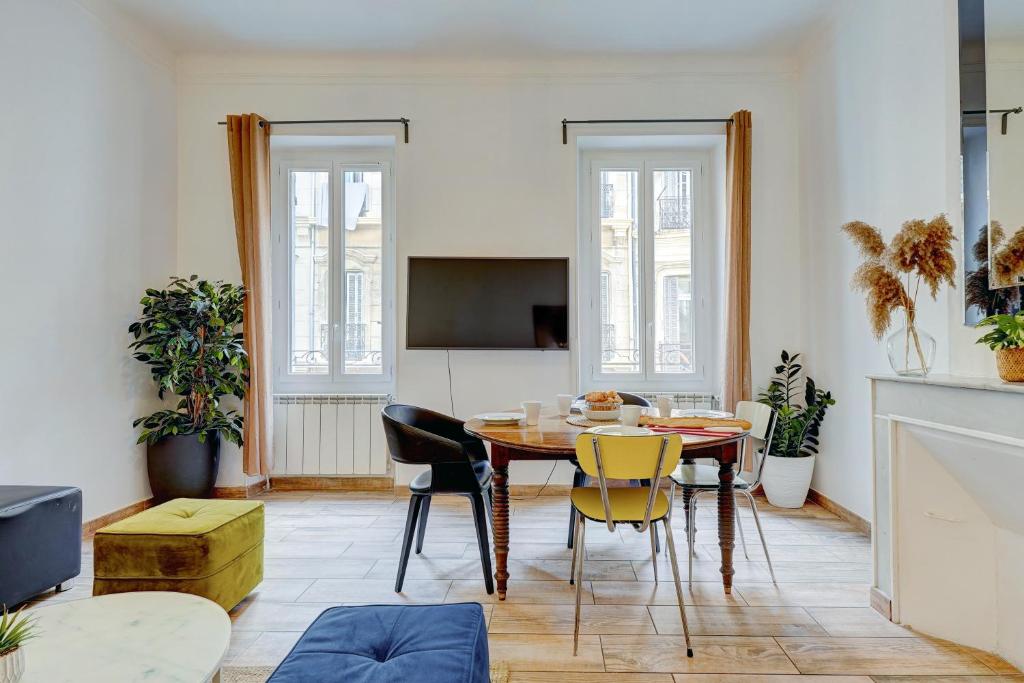 un salon avec une table et des chaises dans l'établissement La Major- Bel appartement dans le centre, à Marseille