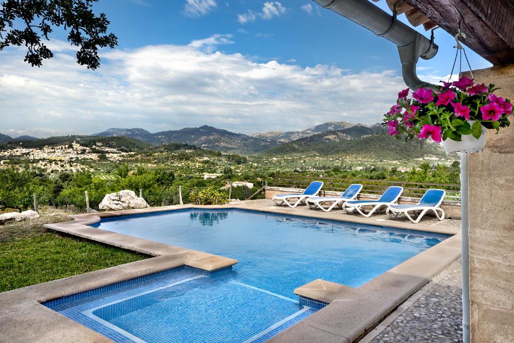 basen z krzesłami i widokiem na góry w obiekcie Villa Sestadors w mieście Selva