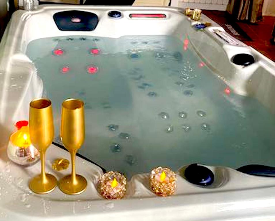 Fotografie z fotogalerie ubytování LE PRIEURé - Suites romantiques spa privatif, piscine, jardin, massages proche de Toulouse v destinaci Verfeil