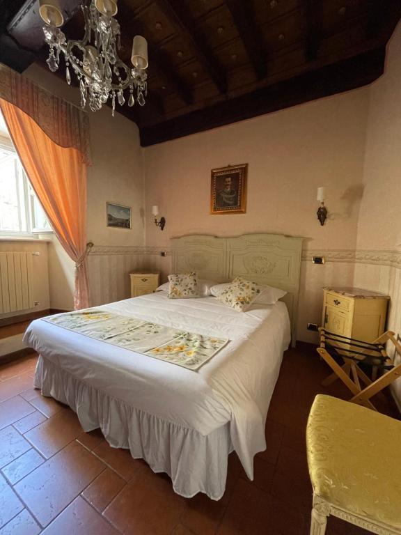 um quarto com uma cama e um lustre em Ai Savoia B&B - Guest House em Turim