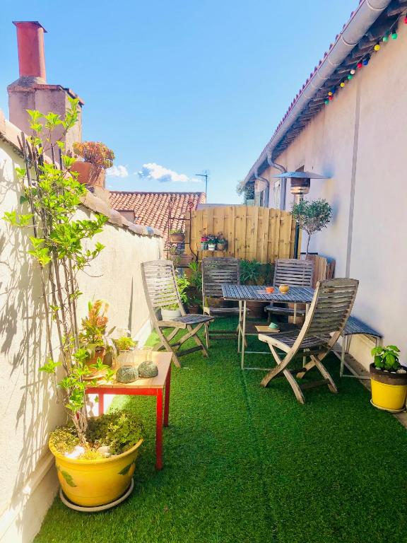 un patio avec des chaises et une table et une clôture dans l'établissement Joli duplex avec terrasse, à Marseille