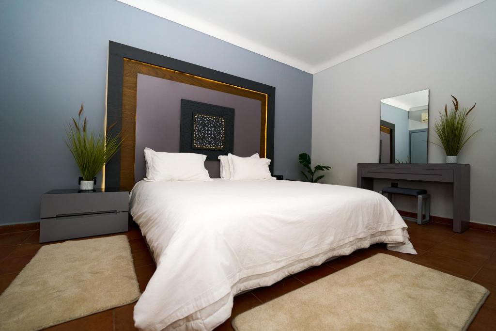 Postel nebo postele na pokoji v ubytování Hotel Bab Mansour