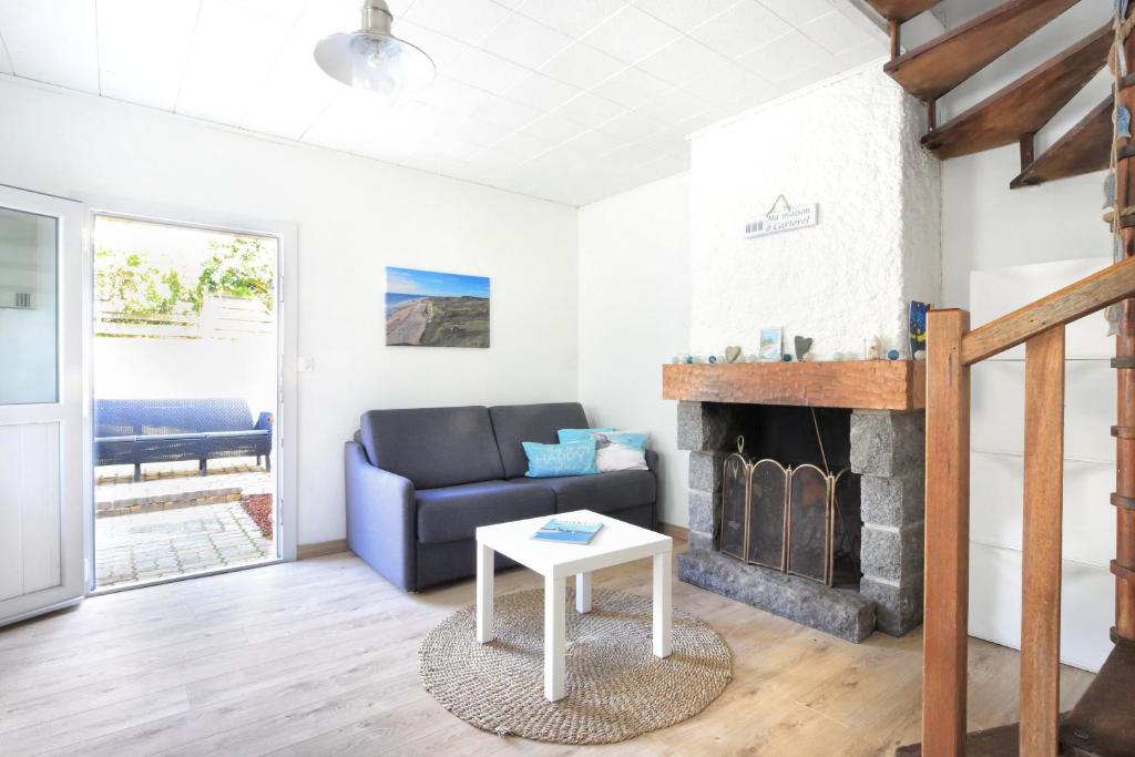 a living room with a couch and a fireplace at The Lighthouse - Maison, 800m à pied du centre in Barneville-Carteret