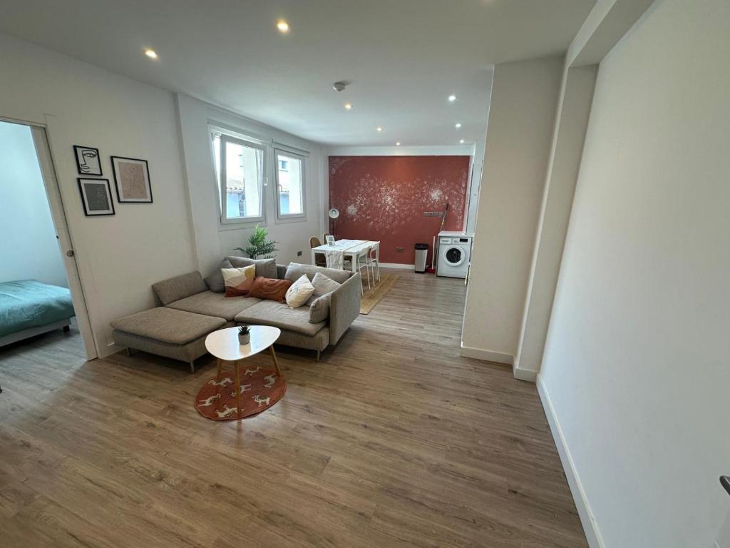 ein Wohnzimmer mit einem Sofa und einem Tisch in der Unterkunft 269 Main Street 3 bedrooms Gem in Gibraltar