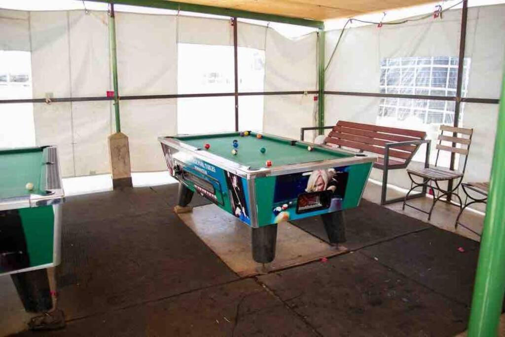 Biliár nebo kulečník v ubytování Stylish Studio with Pool