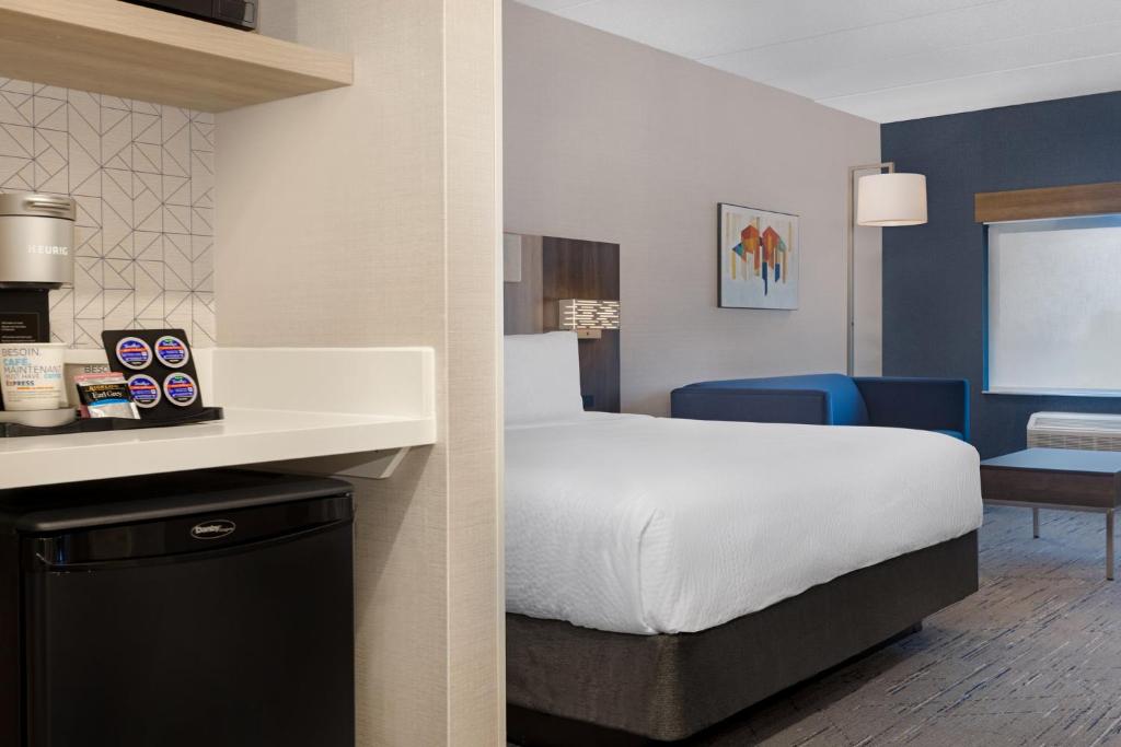 Holiday Inn Express & Suites St Thomas - Sala Rei Padrão Com Espaço Extra E Sofá -cama