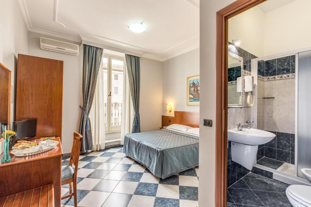 Affittacamere Centro Cavour في روما: غرفه فندقيه بسرير ومغسلة وحمام