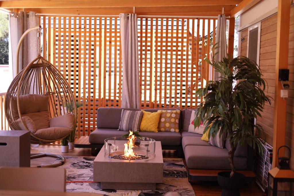 sala de estar con sofá y mesa en Iris Holiday Homes - Camping park Soline, en Biograd na Moru