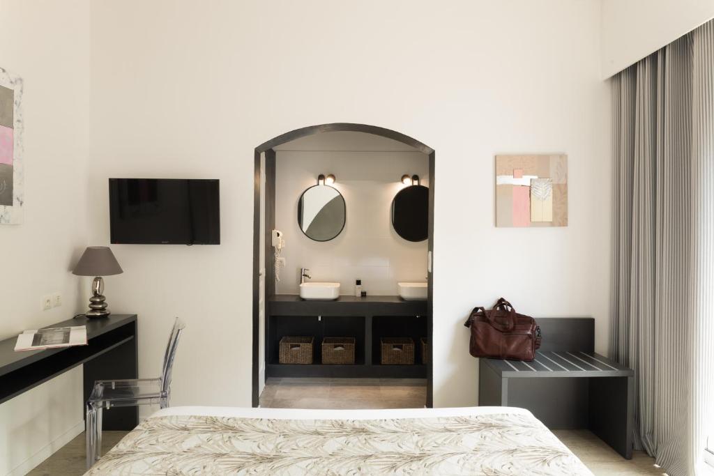 Μια τηλεόραση ή/και κέντρο ψυχαγωγίας στο Golfe Hôtel & Spa Porto-Vecchio