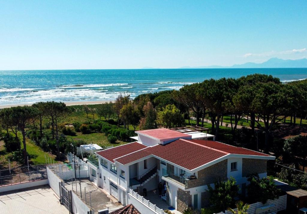 una vista aerea di una casa e dell'oceano di Aquamaris Design Suite & Spa a Paestum