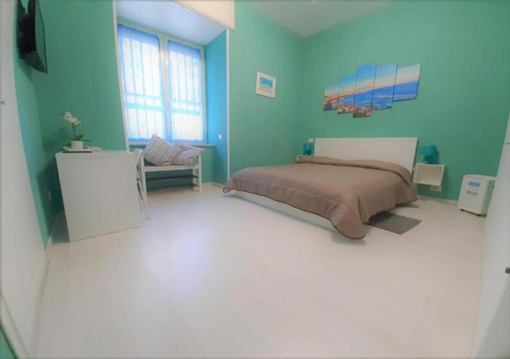 ナポリにある'A Funtanellaの青い壁のベッドルーム1室(ベッド1台付)