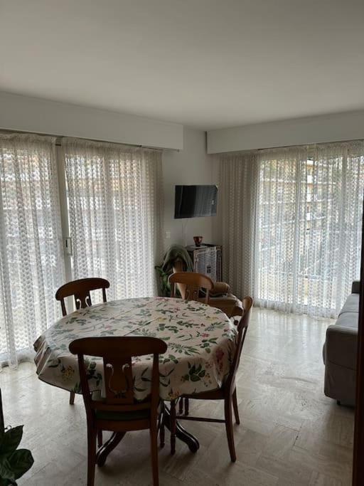 un salon avec une table, des chaises et un canapé dans l'établissement Appartement le Cannet, au Cannet