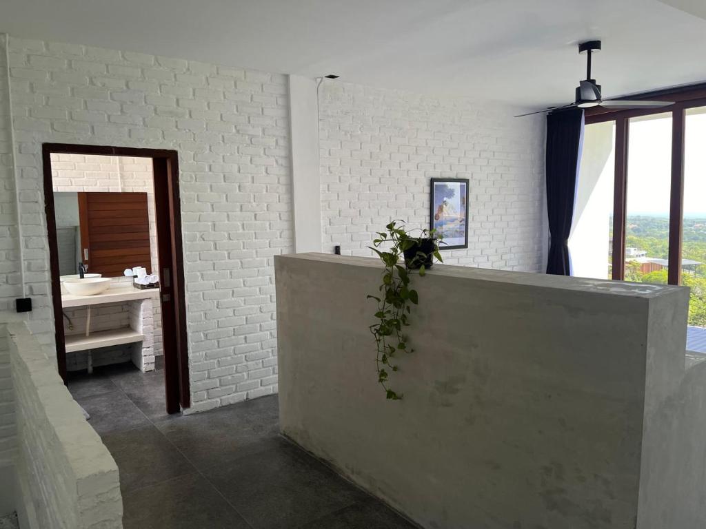 baño con encimera con lavabo y espejo en Divinity Villas - Uluwatu, Bali, en Uluwatu