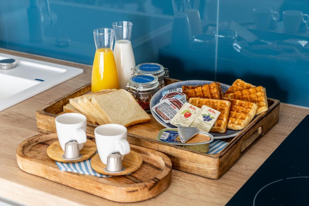 taca z jedzeniem na stole z chlebem i tostem w obiekcie Lake Spirit Boutique Apartments w mieście Balatonalmádi