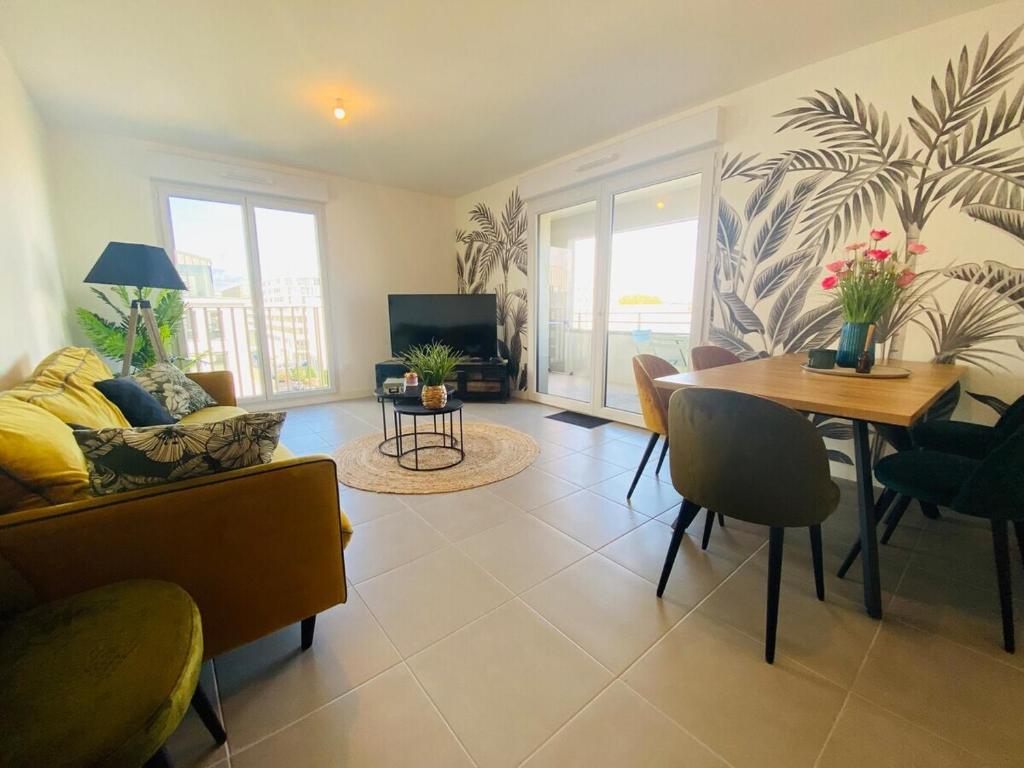 - un salon avec un canapé et une table à manger dans l'établissement Casa des Ducs, à Angers