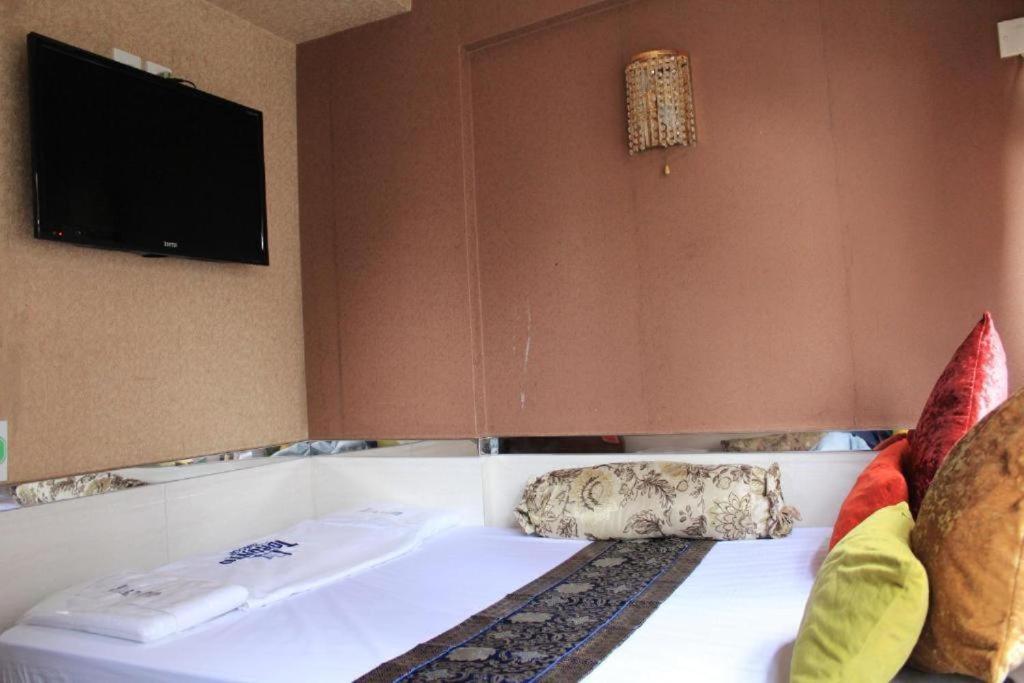 Giường trong phòng chung tại Payless A2 Guest House