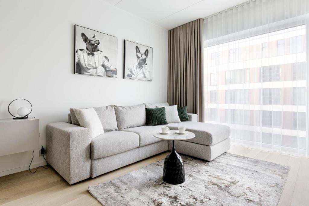 Posezení v ubytování Lovely Noblessner Studio, Free Underground Parking!