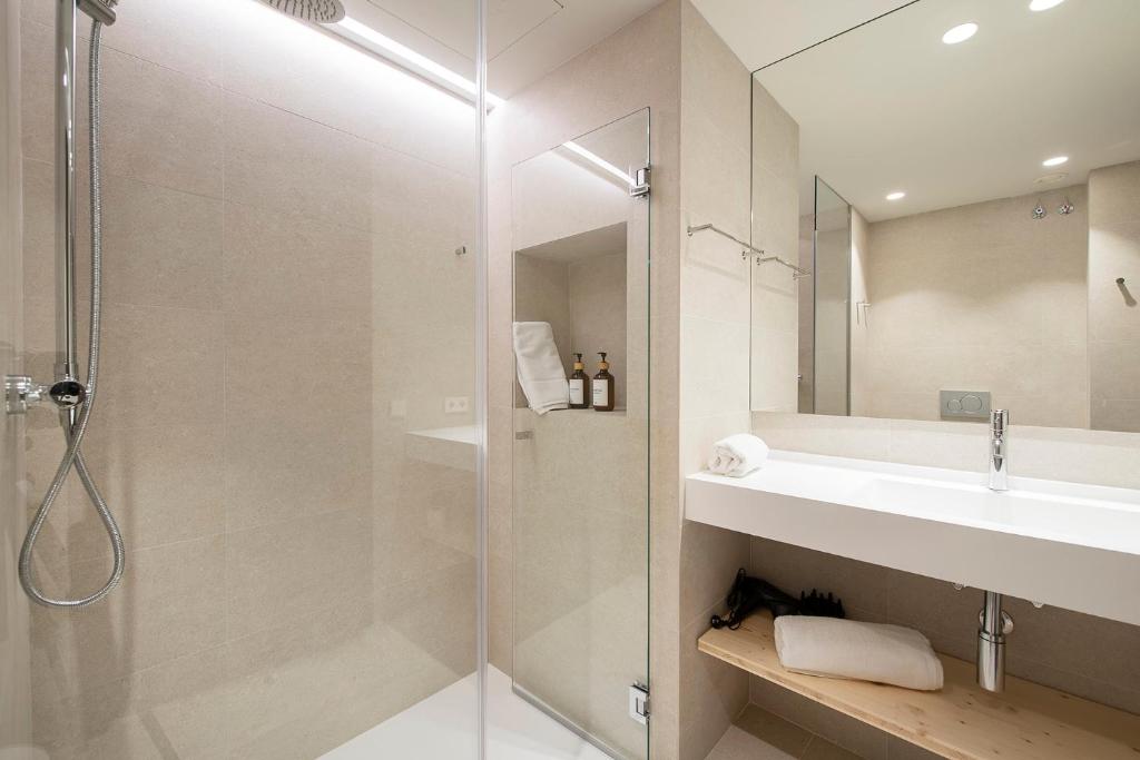 Koupelna v ubytování APARTAMENTS LA CARPA