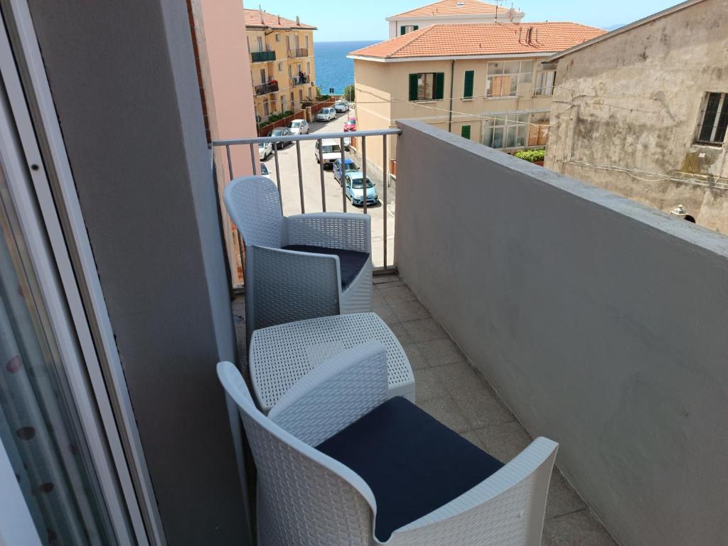 szereg krzeseł na balkonie w obiekcie La Vista Storica w mieście Piombino