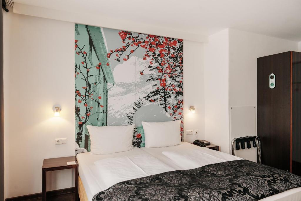 فندق هيلفيتيا مركز مدينة ميونيخ في ميونخ: غرفة نوم بسرير ودهان على الحائط