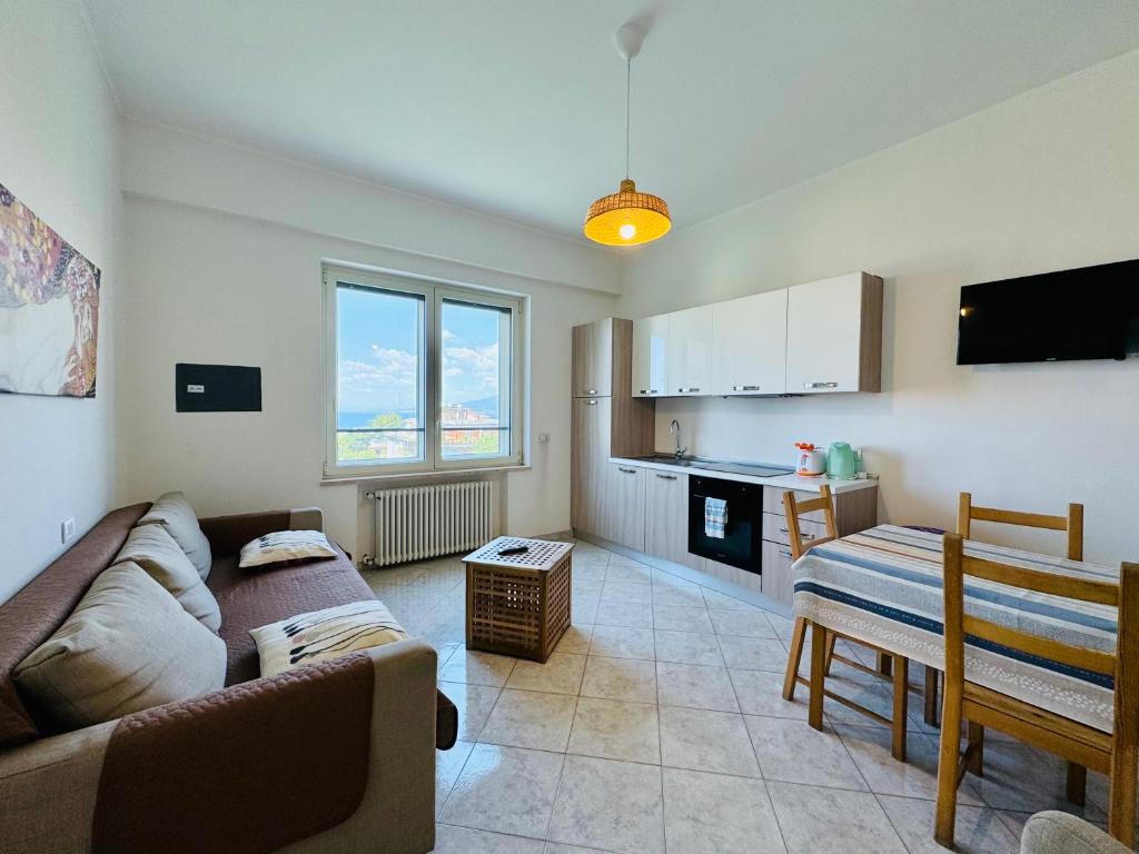 salon z kanapą i kuchnią w obiekcie YourHome - Corso Italia Apt in Sorrento w Sorrento
