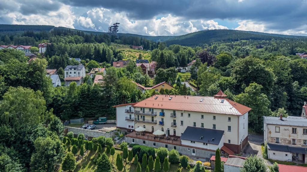 - une vue aérienne sur une petite ville dans les collines dans l'établissement Dobrzyński Resort Hotel Nefryt, à Świeradów-Zdrój