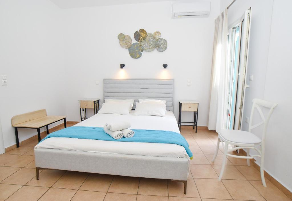 una camera da letto con un letto con asciugamani sopra di Celeste Apartments a Ornos